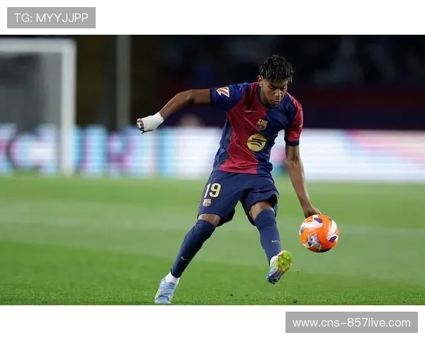 终场哨响，巴萨小将亚马尔凝视点球门柱面露遗憾